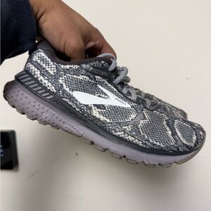 Brooks Adrenaline GTS 20 Gray Snakeskin Women Size 6.5 Used
